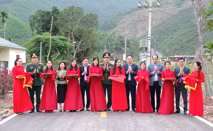 Các đại biểu thực hiện nghi thức cắt băng khánh thành công trình đường giao thông nông thôn.