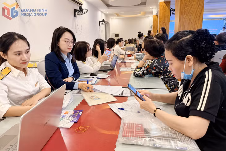 Cán bộ Viettinbank phối cùng với Thuế Cơ sở 1 hướng dẫn hộ kinh doanh phường Việt Hưng kê khai thuế.