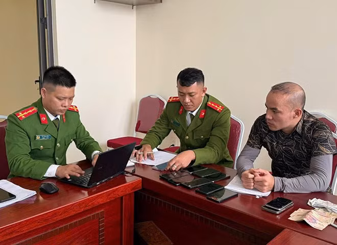 Công an Đặc khu Cát Hải tiếp nhận đối tượng Lê Trung Thành đến đầu thú và khai nhận hành vi trộm cắp. Ảnh: Công an Hải Phòng