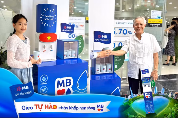 “Mỗi ngày phục vụ nhiều lượt khách, ‘Cây Yêu Nước’ tại sảnh giúp mọi người thoải mái hơn và rất ý nghĩa.” – Nhân viên giao dịch MB Thủ Đức.