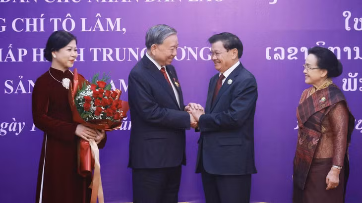 Tổng Bí thư Tô Lâm và Phu nhân cùng Tổng Bí thư, Chủ tịch nước Lào Thongloun Sisoulith và Phu nhân tại buổi lễ. (Ảnh: Thống Nhất/TTXVN)