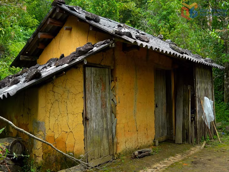 Những ngôi nhà trình tường của người dân nằm trên dọc đường đi