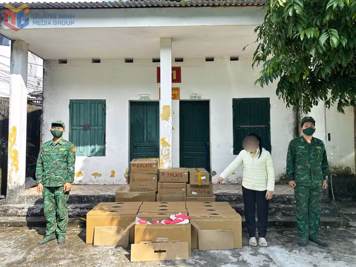 Đối tượng Hưng và tang vật bị BĐBP tạm giữ.