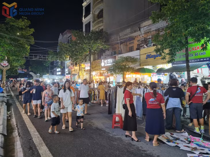 Chợ đêm, phố đi bộ tại các địa phương của Quảng Ninh khá hút khách nhưng thường không hoạt động sau 23h.