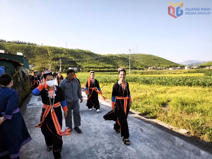 Nhân dân xã Quảng La phấn khởi tham gia lễ khởi công các công trình cải tạo, nâng cao chất lượng khu dân cư trên địa bàn.