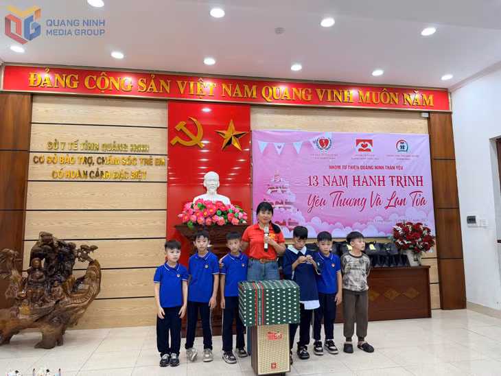 Đại diện nhóm từ thiện Quảng Ninh thân yêu tặng loa kéo cho trẻ em tại Trung tâm.
