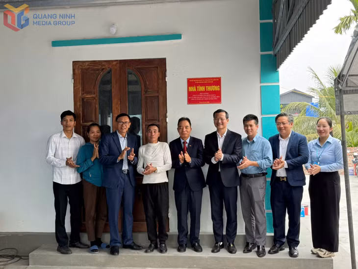 Khánh thành và trao hỗ trợ cho hộ anh Trần Văn Tuấn, khu Lâm Xá 5, phường Hoàng Quế.