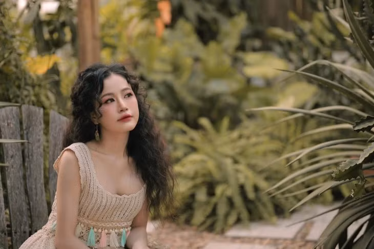Nữ ca sĩ được nhiều khán giả yêu thích qua các phiên livetreams trên mạng.