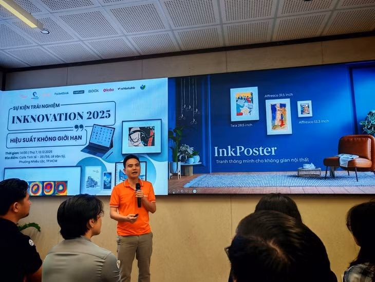 Ông Nguyễn Thế Hùng, CEO Akishop, chia sẻ thông tin về khung ảnh kỹ thuật số cao cấp Inkposter Tela của PocketBook, một sản phẩm ứng dụng công nghệ E-Ink - Ảnh: KIM THOA