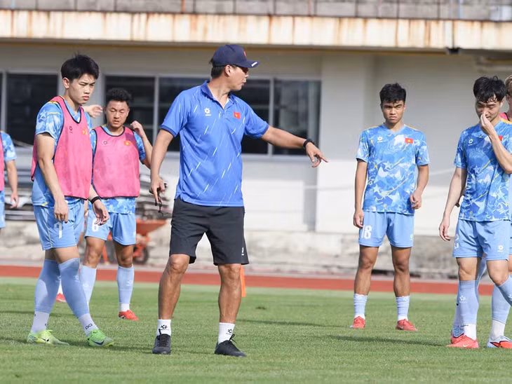 Huấn luyện viên Kim Sang-sik tập kĩ chiến thuật cho U22 Việt Nam. Ảnh: VFF