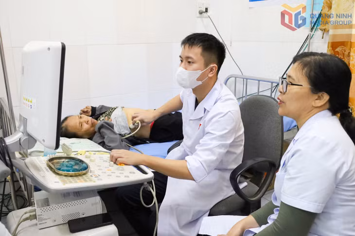 Bác sĩ trẻ của Bệnh viện Việt Nam - Thụy Điển Uông Bí tham gia chương trình khám sàng lọc sức khỏe cho CCB, thương binh, bệnh binh và người có công tại phường Yên Tử.