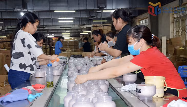 Công nhân làm việc tại Phân xưởng Đóng gói, Công ty TNHH MTV Nến Nghệ thuật AIDI Việt Nam (KCN Cái Lân, phường Việt Hưng).