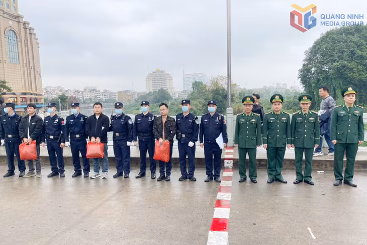 Lực lượng BĐBP Quảng Ninh trao trả 3 người Trung Quốc nhập cảnh trái phép vào Việt Nam.