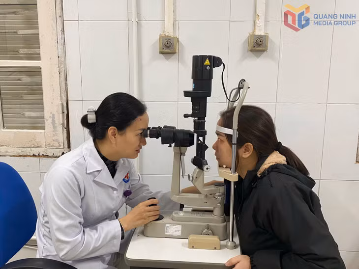 Bác sĩ Bệnh viện Đa khoa khu vực Tiên Yên khám mắt cho người dân.