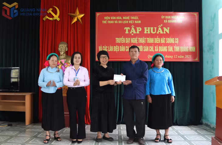 Đại diện Viện Văn hóa, nghệ thuật, thể thao và du lịch Việt Nam trao kinh phí hỗ trợ tổ chức tập huấn nghệ thuật trình diễn hát Sóong cọ và các làn điệu dân ca của người Sán Chỉ, xã Quảng Tân, tháng 12/2025