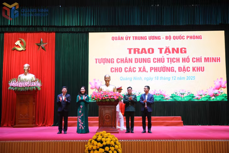 Đại biểu thực hiện Nghi thức tặng Tượng chân dung Chủ tịch Hồ Chí Minh.