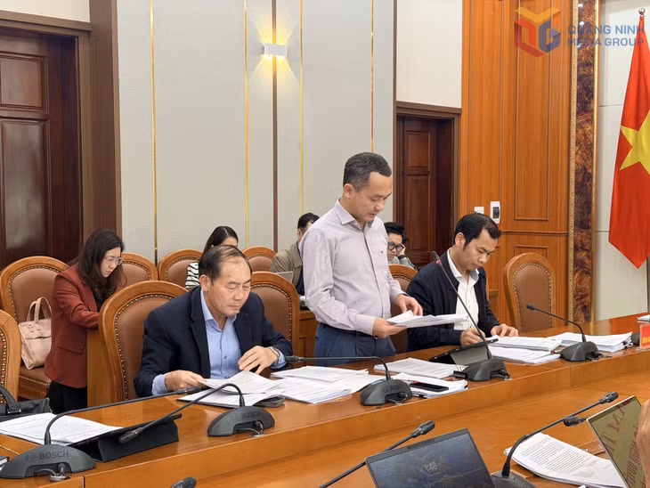 Đại diện Sở Tài chính trình bày dự thảo nghị quyết tại cuộc họp thẩm tra.
