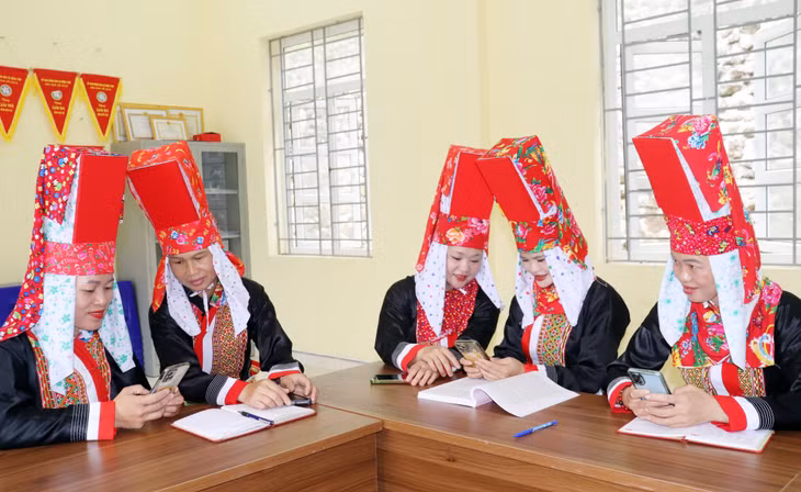 Cán bộ thôn Phiêng Sáp, xã Lục Hồn tuyên truyền, hướng dẫn người dân thực hiện các dịch vụ công trên điện thoại (12-2025). Ảnh: Trúc Linh