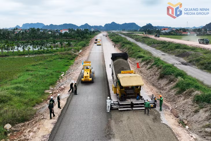 Ngay sau khi phát động thi đua 60 ngày đêm cao điểm đẩy nhanh tiến độ thi công, không khí thi công tại dự án đường ven sông (đoạn đường tỉnh 338 đến Đông Triều) đang rất khẩn trương.