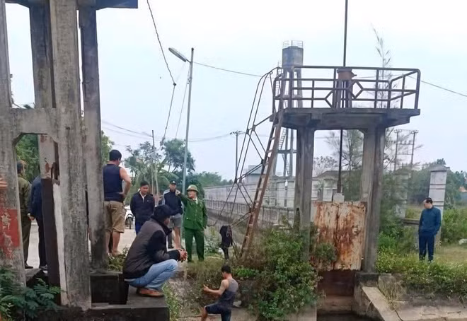 Lực lượng chức năng đang tiến hành điều tra nguyên nhân vụ việc một nữ sinh lớp 8 tại Ninh Bình dùng dao đâm bạn tử vong. Ảnh: Diệu Anh
