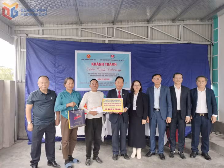 Công ty CP Cảng Quảng Ninh trao hỗ trợ 60 triệu đồng cho hộ gia đình anh Trần Văn Tuấn.