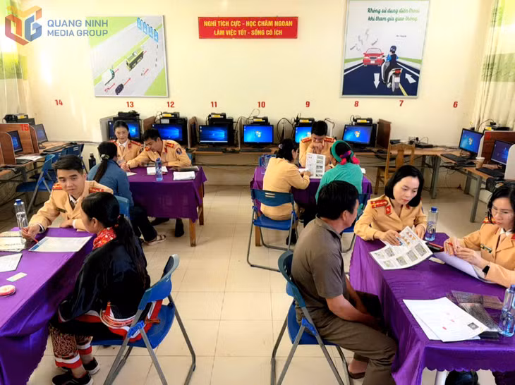 Các cán bộ Phòng CSGT (Công an tỉnh) sát hạch ở phòng thi lý thuyết cho người dân DTTS trong kỳ thi hạch cấp GPLX hạng A1.