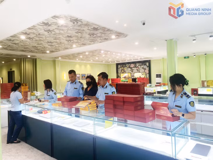 Đội QLTT số 1 kiểm tra địa điểm kinh doanh Tuần Châu, thuộc Công ty TNHH Đồng nhân đường Nam Dương phát hiện, tạm giữ 2.700 viên thực phẩm chức năng nhập lậu, không rõ nguồn gốc, xuất xứ.