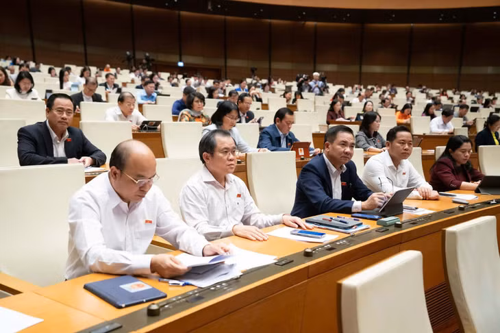 Các đại biểu Quốc hội dự phiên họp ở hội trường chiều 8/12. (Ảnh: DUY LINH)