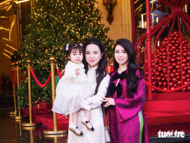 Nhiều người dân diện áo dài, lên phố chụp ảnh Giáng sinh - Ảnh: PHẠM TUẤN