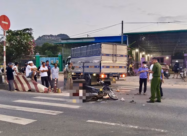 Công an khám nghiệm hiện trường vụ tai nạn. Ảnh: Duy Tuấn