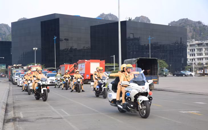Các lực lượng chức năng diễu hành hưởng ứng lễ phát động ra quân Năm An toàn giao thông 2025.