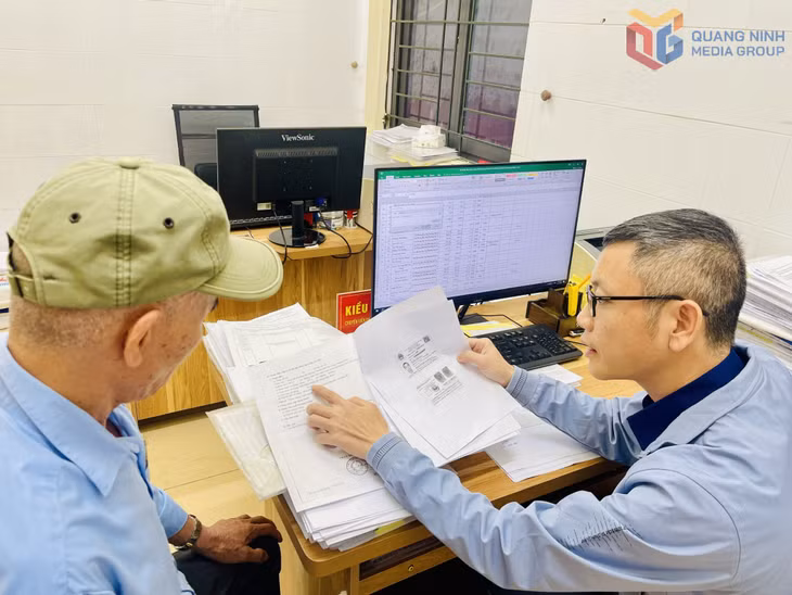 Cán bộ Phòng Kinh tế, hạ tầng và đô thị phường Hà Tu hướng dẫn người dân thực hiện các thủ tục về đất đai.
