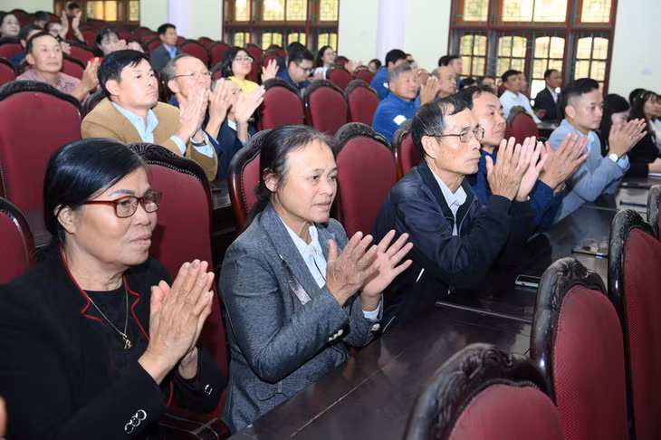 Các đại biểu và cử tri tham dự hội nghị. (Ảnh: ĐĂNG KHOA)