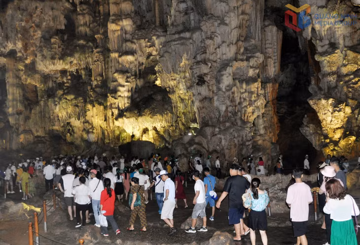 Thiên Cung là một trong những động thu hút đông khách tham quan nhất trong hệ thống hang động trên Vịnh Hạ Long.