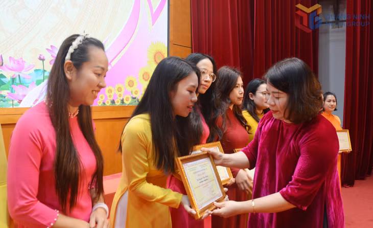 Đại diện Sở GD&amp;ĐT trao chứng nhận danh hiệu "Giáo viên chủ nhiệm lớp giỏi" cho các giáo viên.