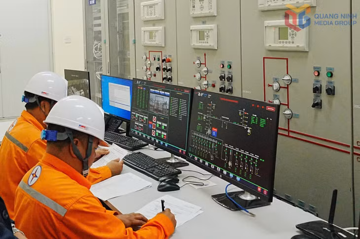 Ca trực đầu tiên của Xí nghiệp Lưới điện cao thế Quảng Ninh (Công ty Điện lực Quảng Ninh) thực hiện thao tác đóng điện Trạm biến áp 110kV Hoành Bồ.