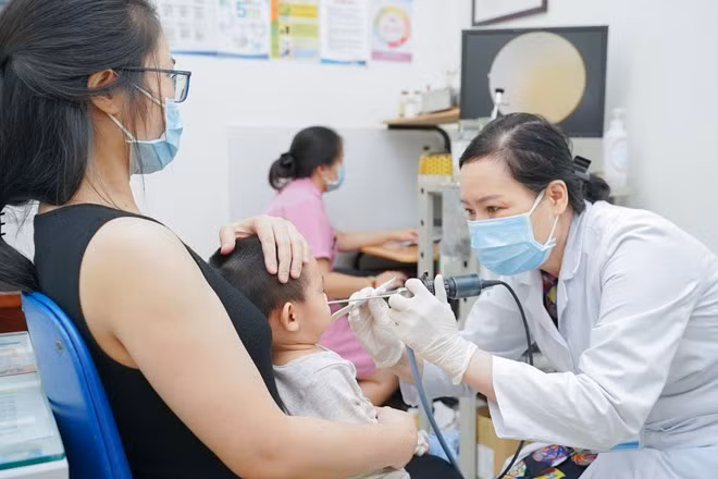 Viêm phổi có thể tiến triển nhanh ở trẻ nhỏ. Nhận diện 7 dấu hiệu cảnh báo dưới đây giúp cha mẹ kịp thời đưa trẻ đến cơ sở y tế. Ảnh: Hải Phạm