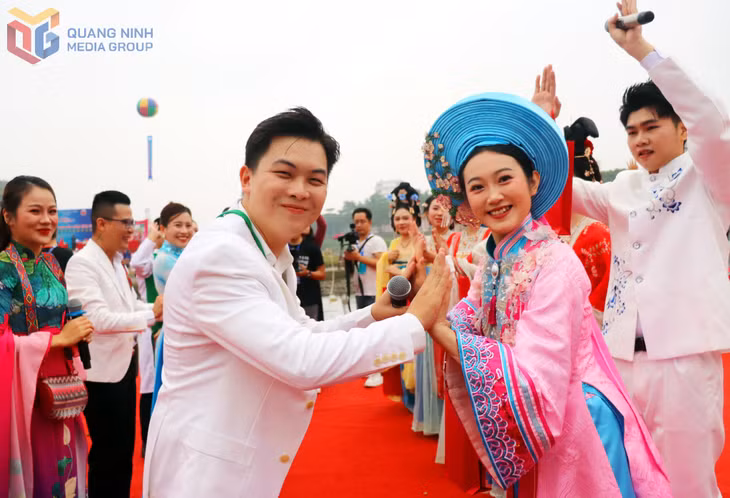 Và trao nhau nụ cười, thắm tình hữu nghị.