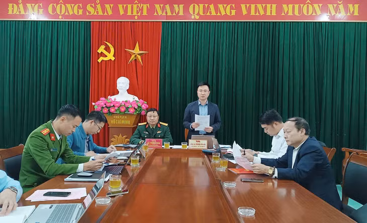 Đồng chí Hoàng Văn Hải, Bí thư Đảng ủy, Chủ tịch HĐND xã, phát biểu tại hội nghị kiểm điểm.