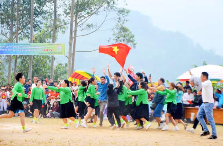 Kết thúc trận đấu, các cầu thủ Lâm Thượng chiến thắng, chạy ra đường biên ăn mừng cùng cổ động viên.