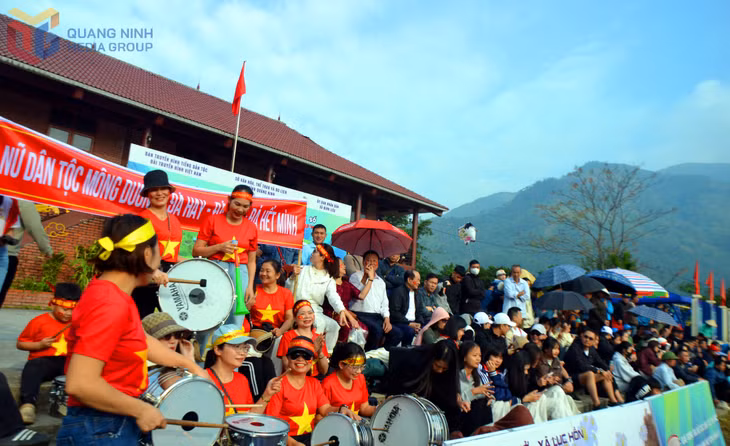 Các cổ động viên Mông Dương đến từ rất sớm, truyền lửa nhiệt tình cho các cầu thủ trong sân.