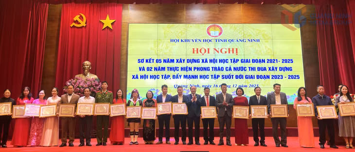 Các gia đình học tập tiêu biểu được nhận giấy khen của Hội khuyến học tỉnh.