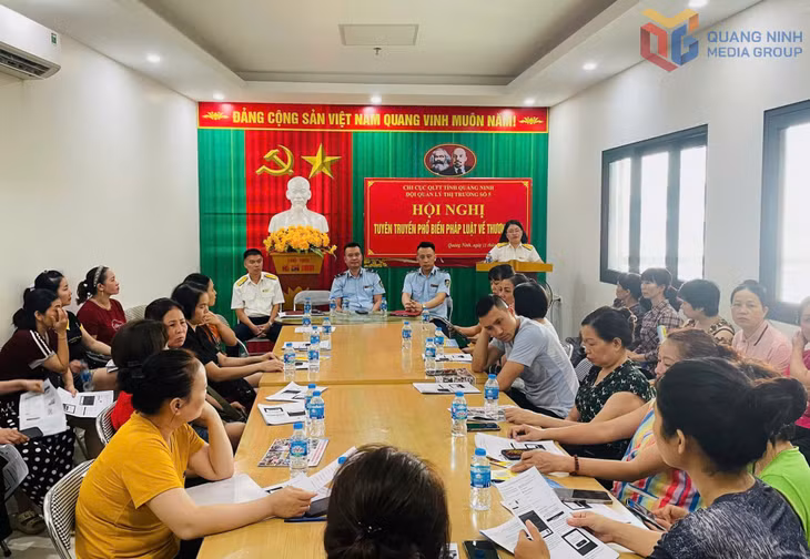Đội QLTT số 5 phối hợp với cơ quan Thuế tỉnh Quảng Ninh tuyên truyền pháp luật, phát tờ rơi cho các hộ kinh doanh tại chợ Hạ Long II.