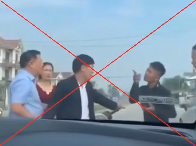 Đối tượng Nguyễn Phúc Yến giơ tay chặn xe đòi tiền trên Quốc lộ 7A. Ảnh cắt từ video clip