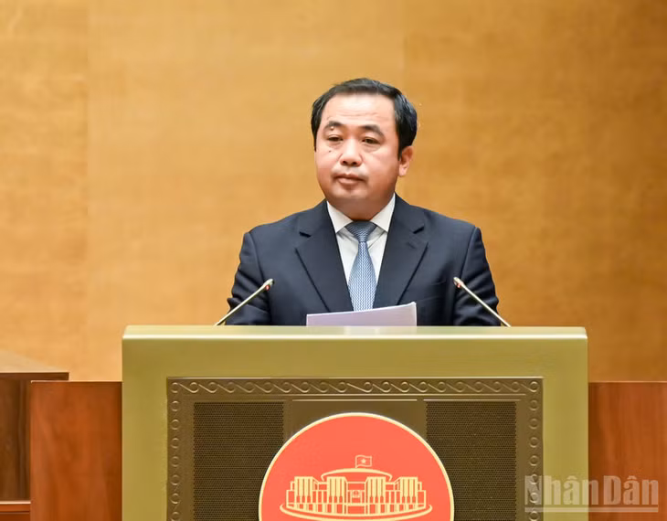 Bộ trưởng Nông nghiệp và Môi trường Trần Đức Thắng giải trình, làm rõ các nội dung đại biểu Quốc hội nêu. (Ảnh: DUY LINH)