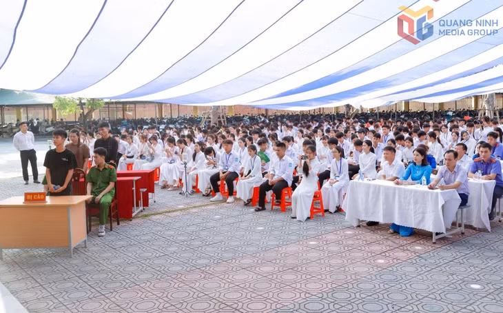 Đông đảo học Trường THPT Lê Chân tham dự phiên tòa giả định. Ảnh: Đinh Yến
