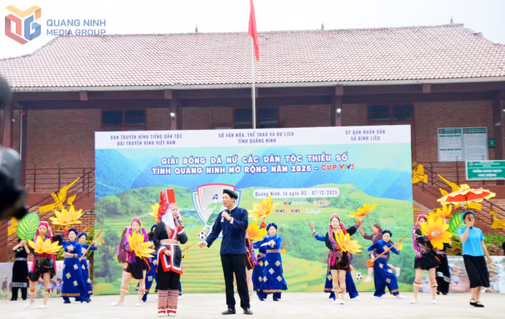 Giải Bóng đá nữ các dân tộc thiểu số Quảng Ninh mở rộng cũng là sân chơi thể hiện các tiết mục văn nghệ sôi động mang đậm màu sắc văn hóa của đồng bào dân tộc thiểu số.