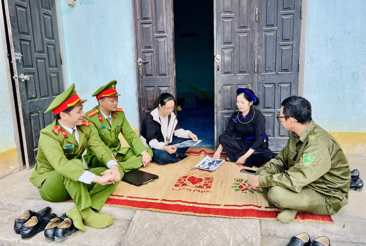 Công an xã Lục Hồn phối hợp với cán bộ thôn, bản tuyên truyền trực tiếp đến từng hộ dân.