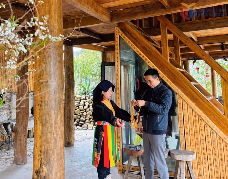 Du khách hào hứng trải nghiệm trang phục dân tộc phụ nữ Dao Thanh Phán.
