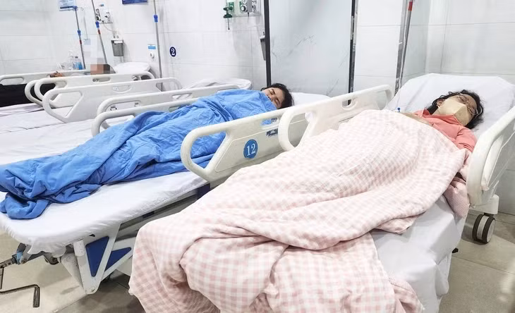 Hai bệnh nhân nhập viện sau khi ăn bánh mì hiệu H.V. - Ảnh: TRẦN MAI